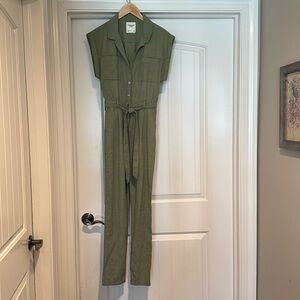 Abercrombie and Fitch short sleeve jumper with front pockets.